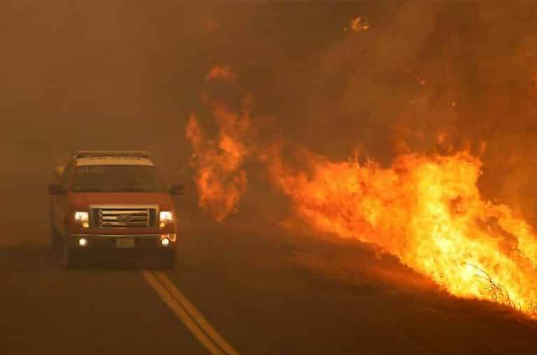Leia mais sobre o artigo Incêndio no norte da Califórnia ameaça casas e reserva natural