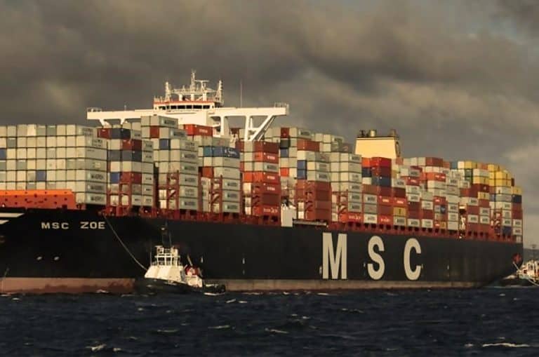 Leia mais sobre o artigo Terceiro maior navio do mundo enfrenta mau tempo e 270 contêineres caem no mar