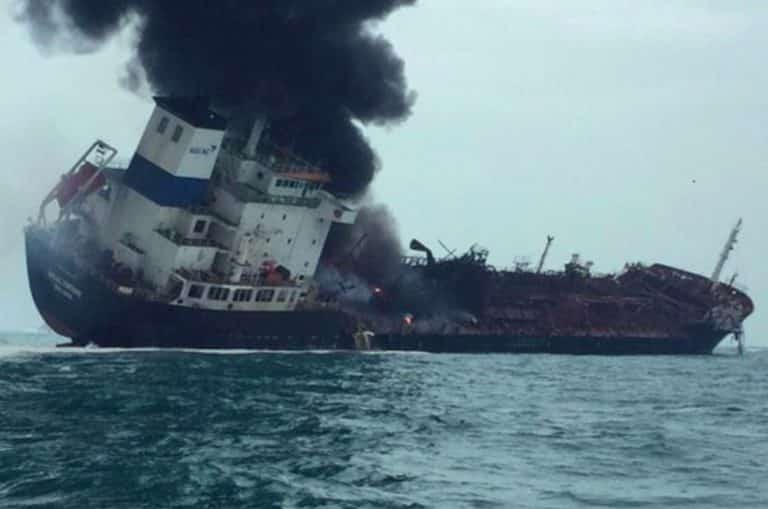 Leia mais sobre o artigo Navio-tanque pega fogo após explosão perto da costa de Hong Kong