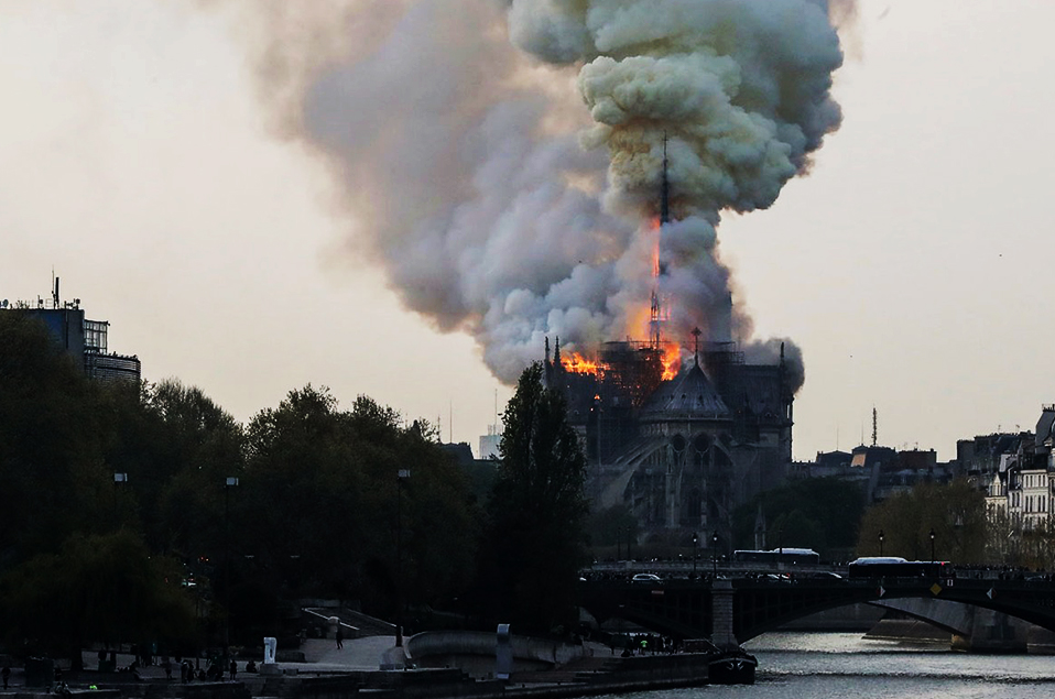 Leia mais sobre o artigo Incêndio atinge a Catedral de Notre-Drame