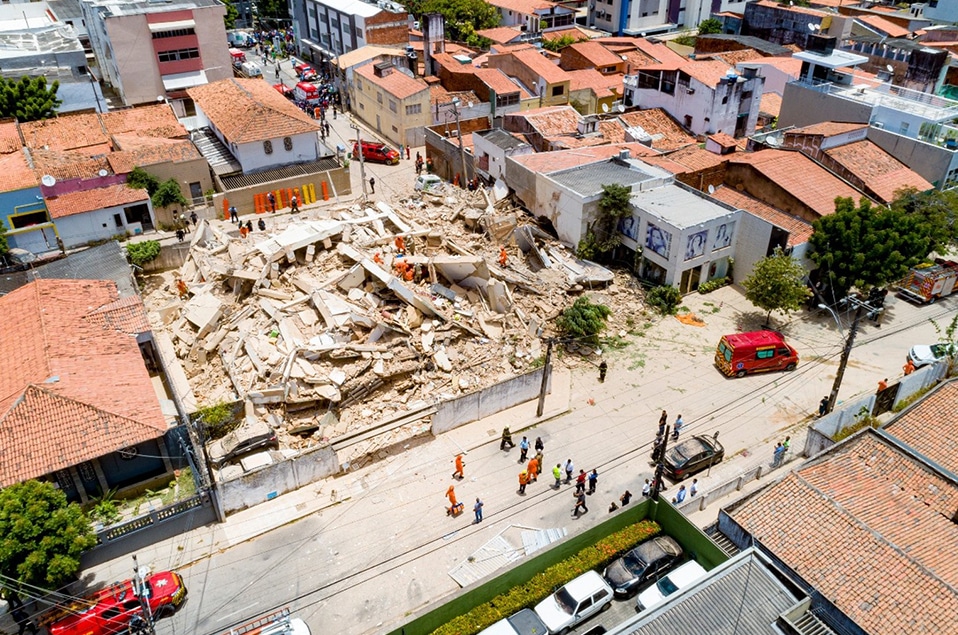 Leia mais sobre o artigo Prédio residencial desaba em Fortaleza e causa ao menos uma morte